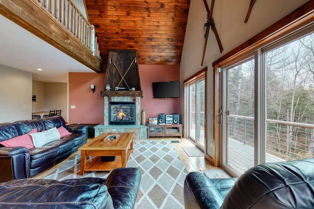 Secluded dog-friendly getaway with hot tub, game room, firepit, mountain views