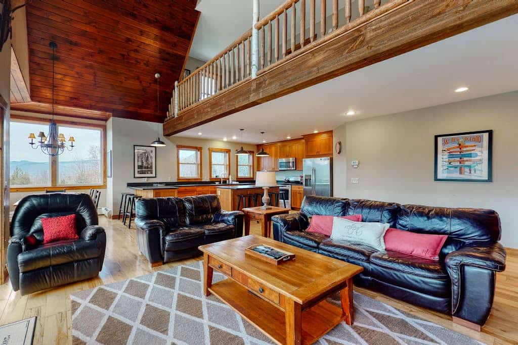 Secluded dog-friendly getaway with hot tub, game room, firepit, mountain views