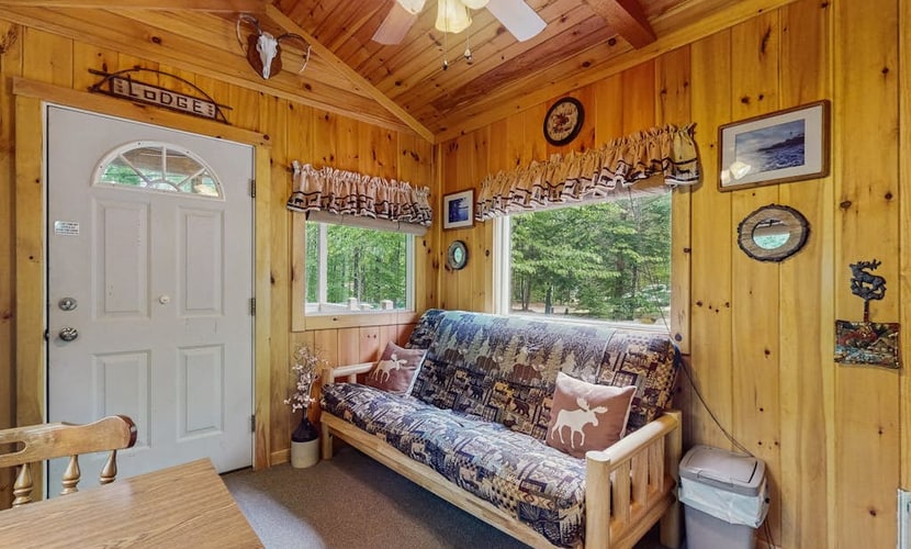 Cozy wooded cabin with lake access, firepit & kitchenette