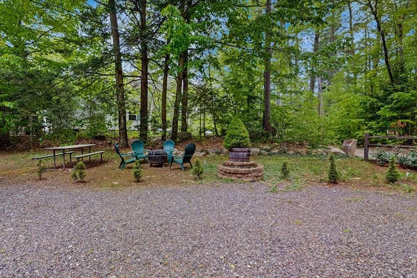Cozy wooded cabin with lake access, firepit & kitchenette
