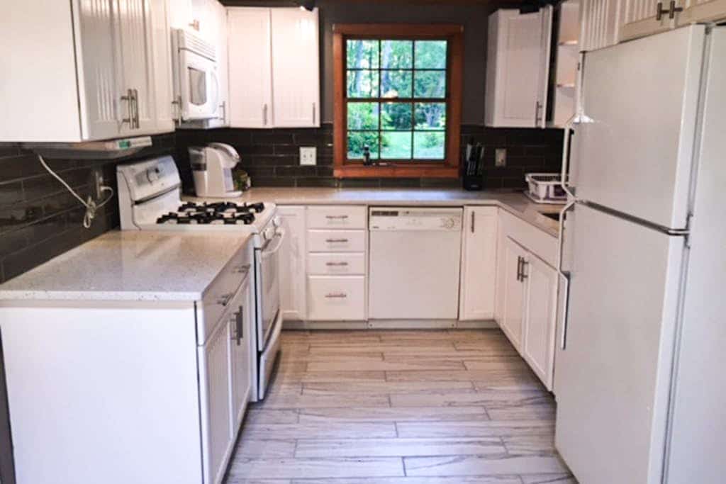 Private waterfront cabin with large deck, private dock, kayaks & gas grill