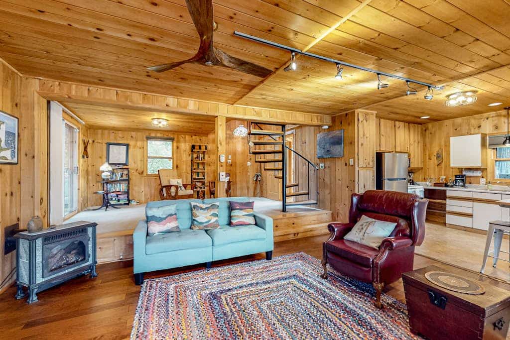 Dog-friendy lakefront cottage w/gas fireplace, firepit, dock, grill, & 3 kayaks