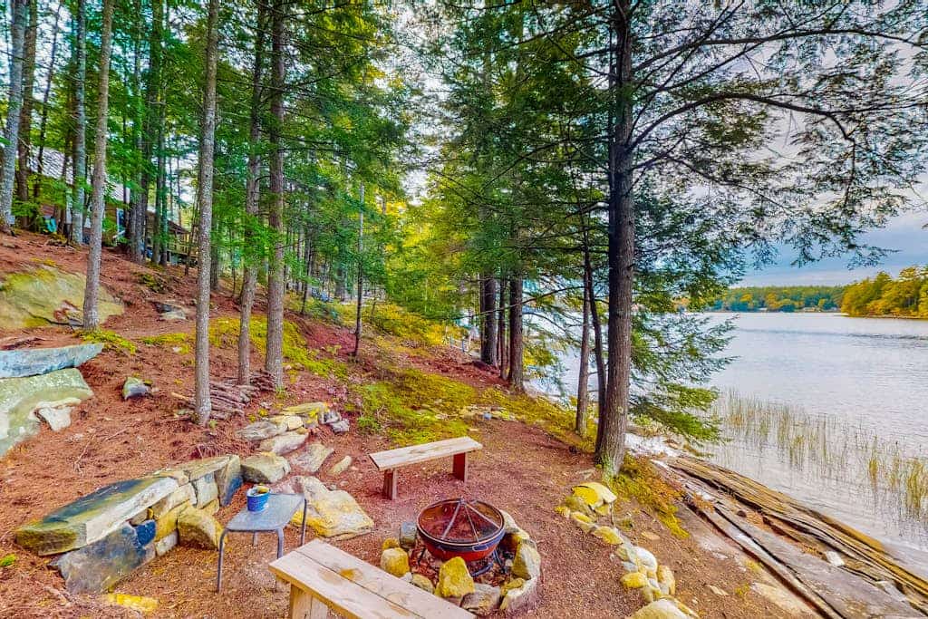Dog-friendy lakefront cottage w/gas fireplace, firepit, dock, grill, & 3 kayaks
