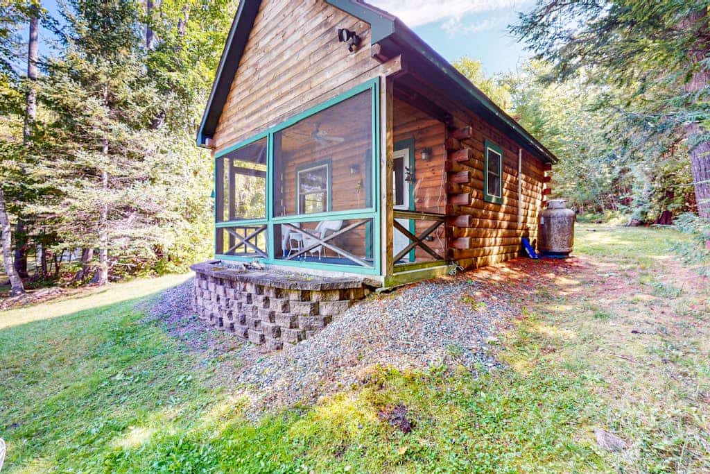 Lakefront, dog-friendly cottage with screened porch, firepit, WiFi & lake access