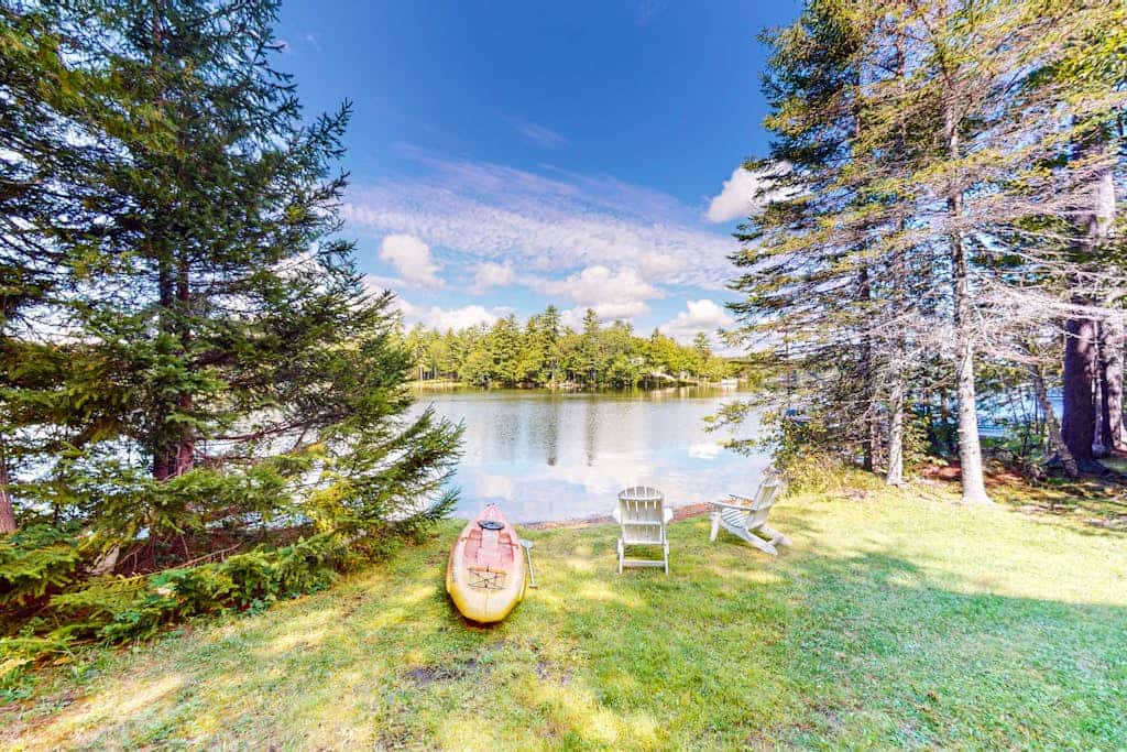 Lakefront, dog-friendly cottage with screened porch, firepit, WiFi & lake access