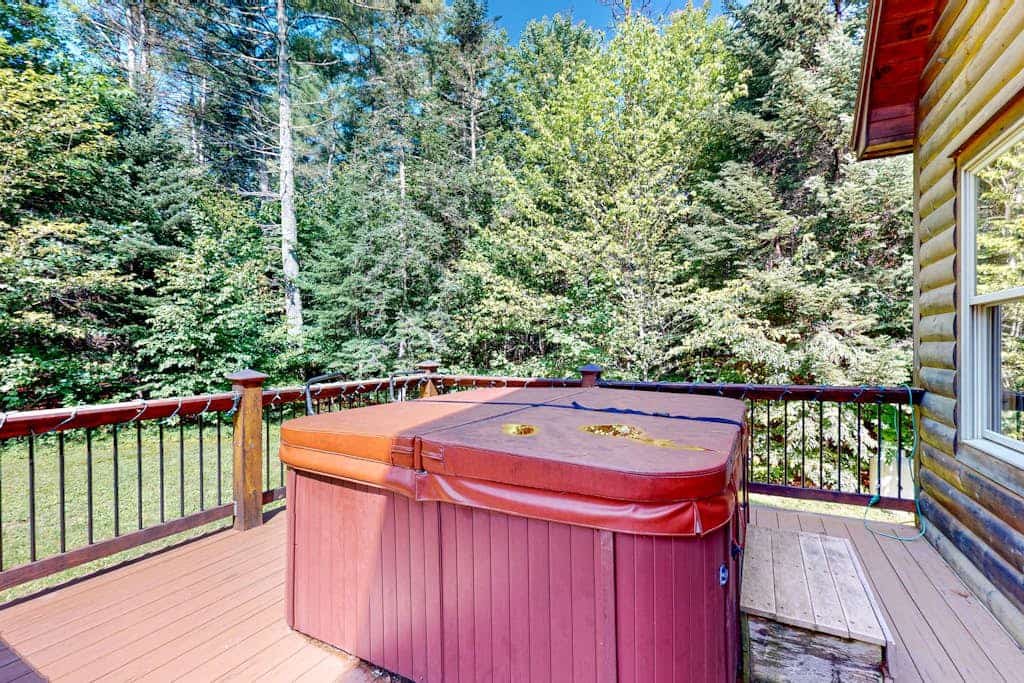 Log cabin 1 mile from Sunday River with hot tub, fireplace & Ping-Pong
