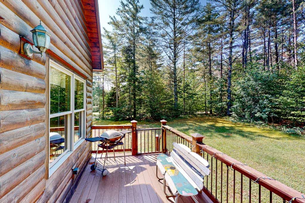 Log cabin 1 mile from Sunday River with hot tub, fireplace & Ping-Pong