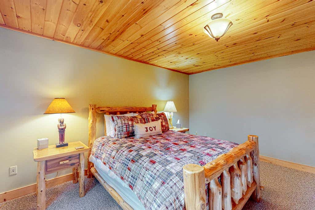 Pinecone Lodge