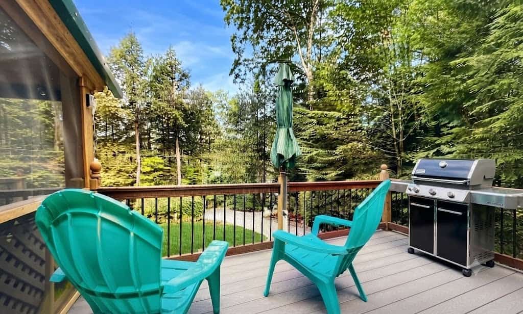 Charming Lakeview House with Deck, Cozy Fireplace and firepit