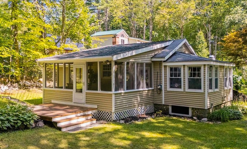 Charming cottage w/ access to Sebago Lake, private boat mooring, & cozy sunroom