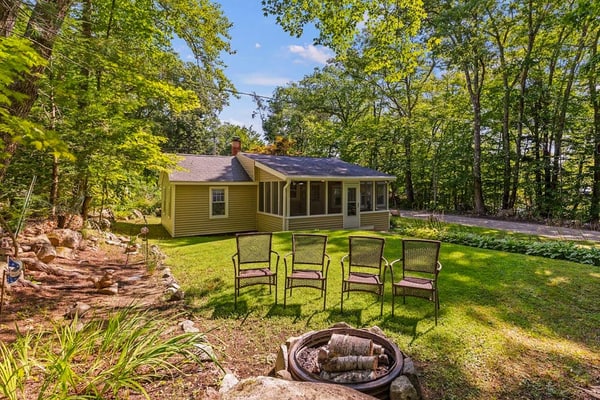 Charming cottage w/ access to Sebago Lake, private boat mooring, & cozy sunroom