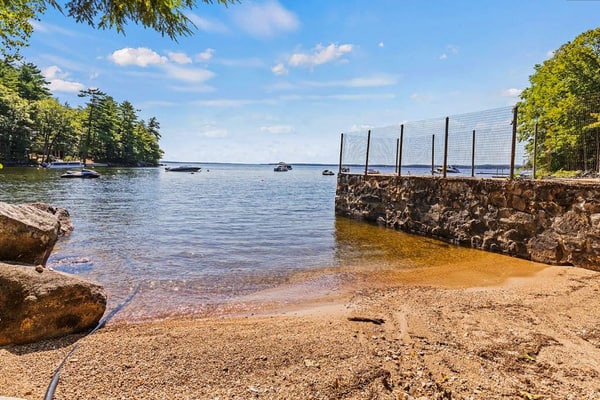 Charming cottage w/ access to Sebago Lake, private boat mooring, & cozy sunroom