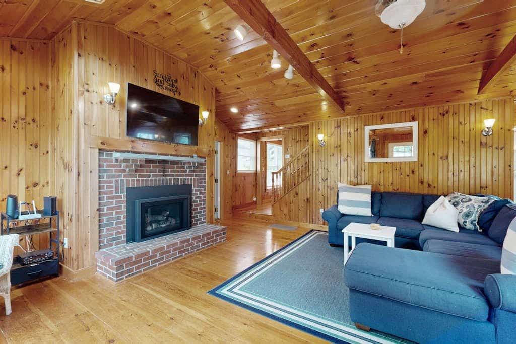 Charming home with patio & studio - walk to Footbridge Beach