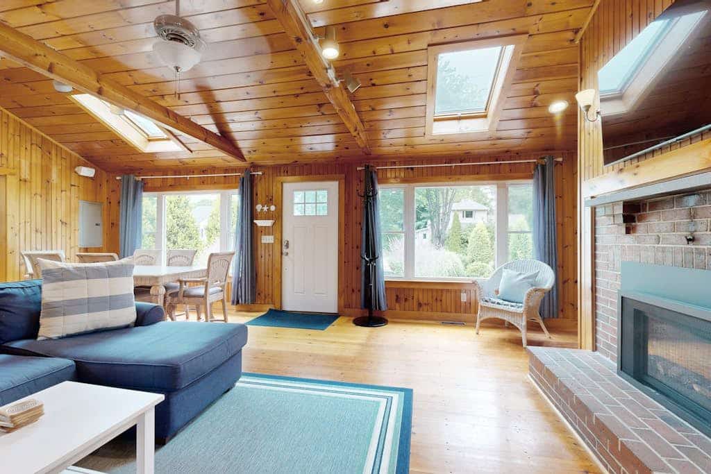 Charming home with patio & studio - walk to Footbridge Beach