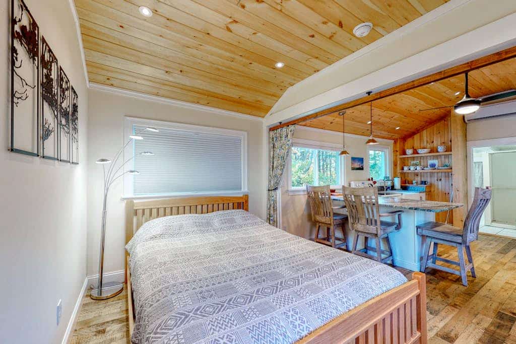 Dog-friendly home with kitchenette - walk to the beach & dining
