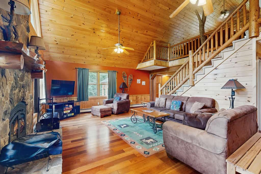 Beautiful log cabin with nearby skiing, large living spaces, and outdoor patio