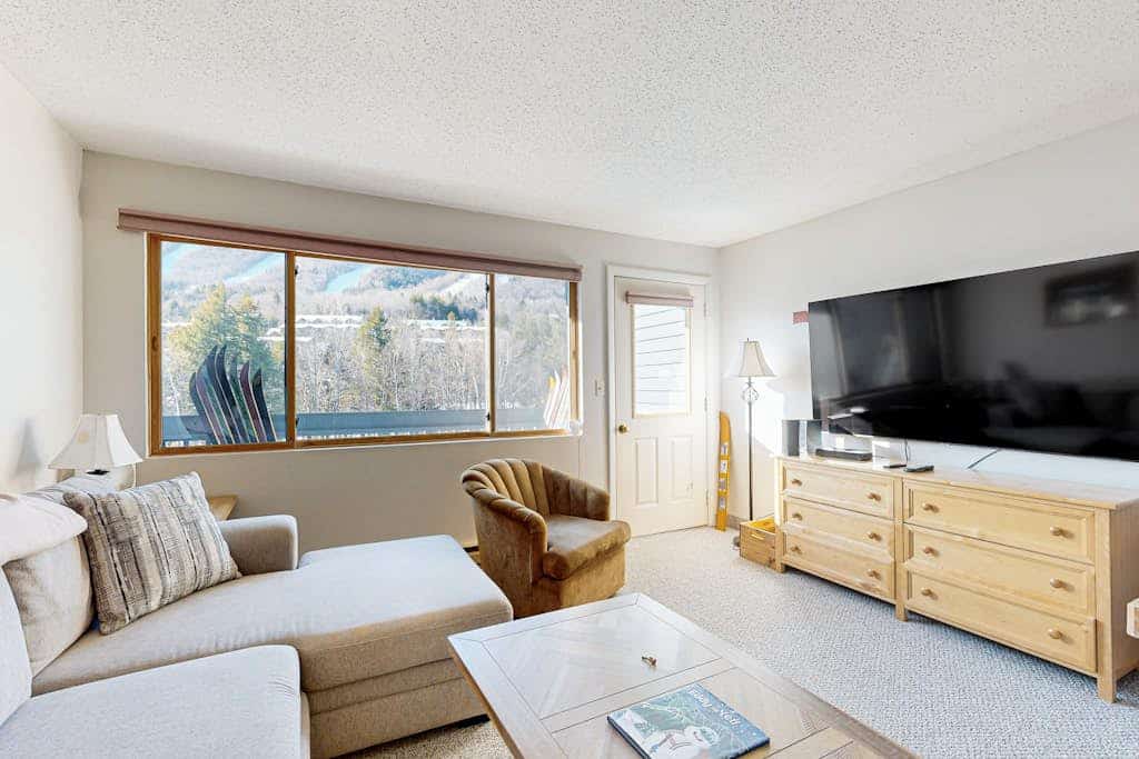 Cozy Studio with Slopeside Access, Pool, Sauna, and Mountain Views