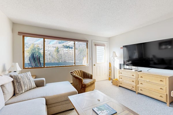 Cozy Studio with Slopeside Access, Pool, Sauna, and Mountain Views