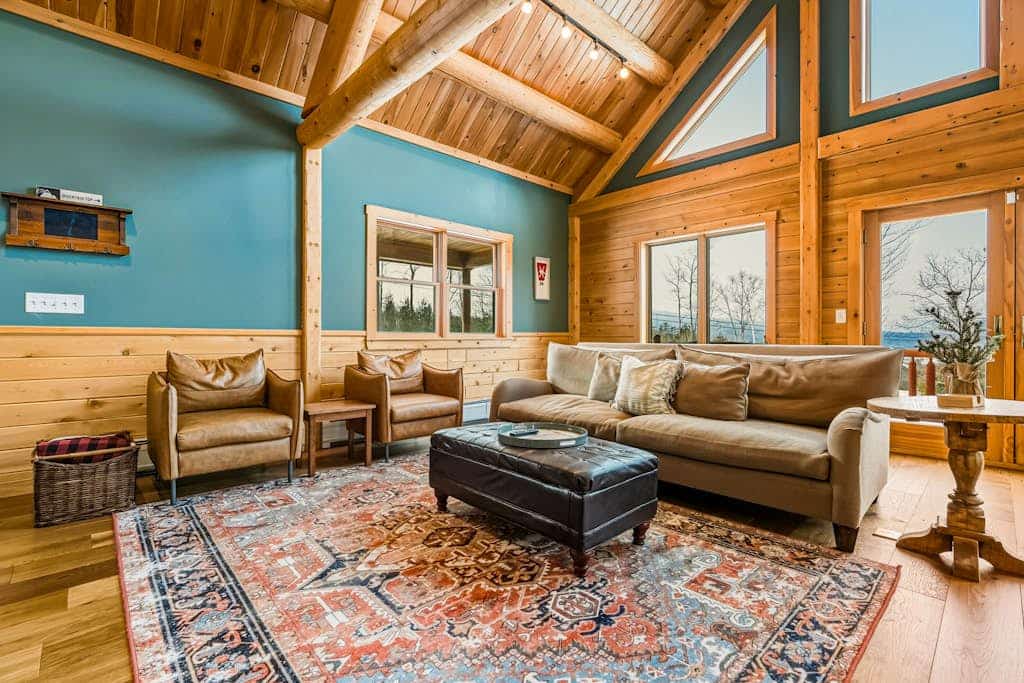 Cedar log home w/ large deck, game room,  views & skiing nearby
