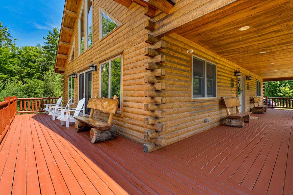 Cedar log home w/ large deck, game room,  views & skiing nearby