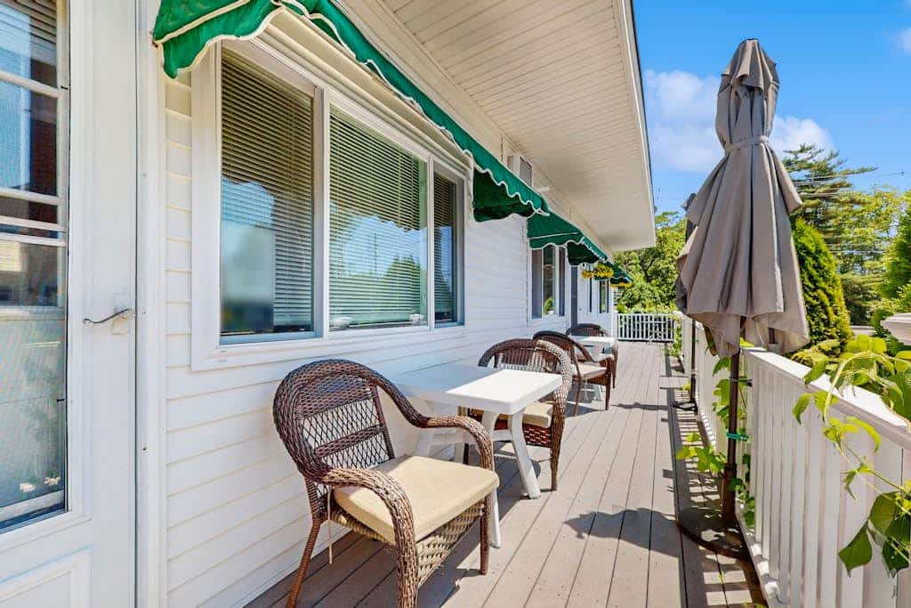 Spacious condo w/ shared pool and full kitchen Close to the beach