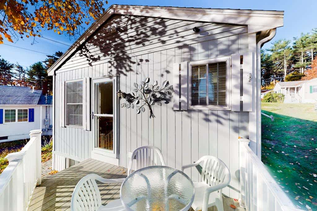 Hospitable house with central AC, washer/dryer, patio, & pool table