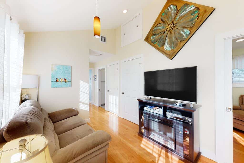Hospitable house with central AC, washer/dryer, patio, & pool table