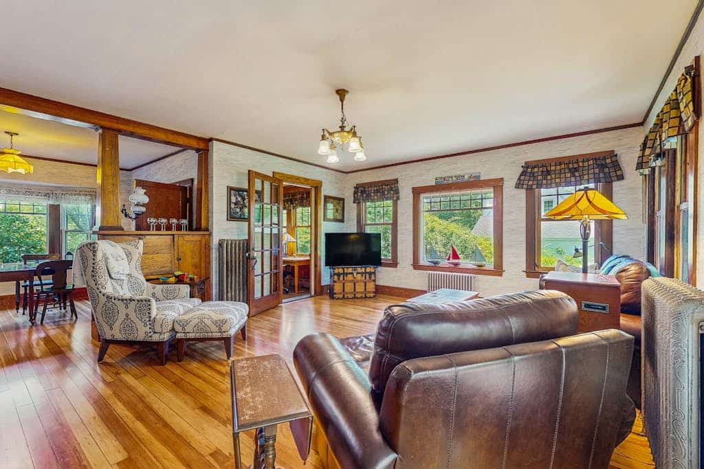 Dog-friendly home with full kitchen, private W/D, & outdoor firepit