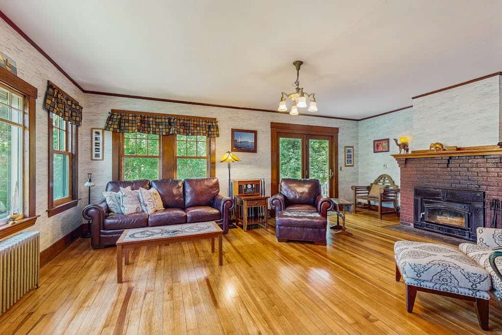 Dog-friendly home with full kitchen, private W/D, & outdoor firepit