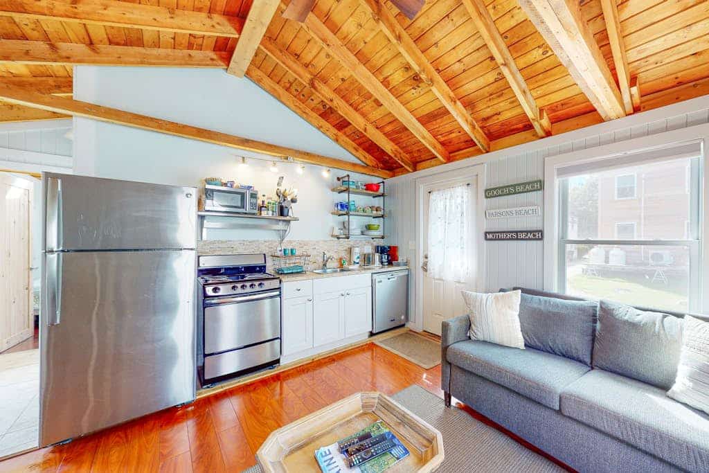 Charming cottage with outdoor pool, firepit, jetted bathtub, & partial AC