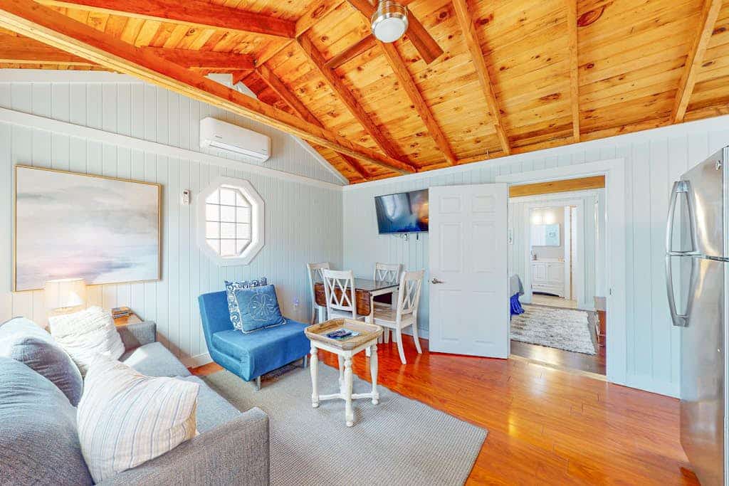Charming cottage with outdoor pool, firepit, jetted bathtub, & partial AC