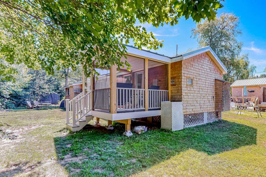 Studio cottage close to beach & golf with outdoor pool, firepit, & basketball