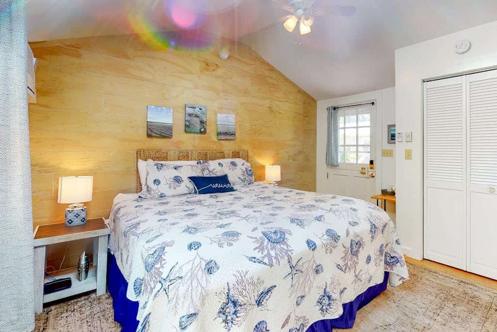 Studio cottage close to beach & golf with outdoor pool, firepit, & basketball