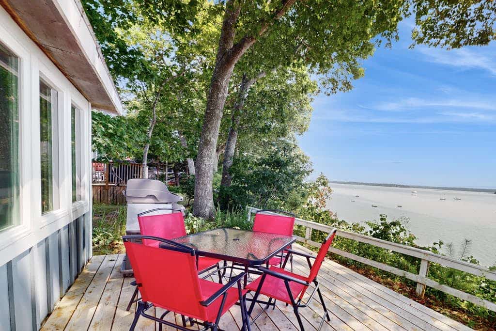 Waterfront Cottage w/ Fireplace & Deck - Minutes to Downtown