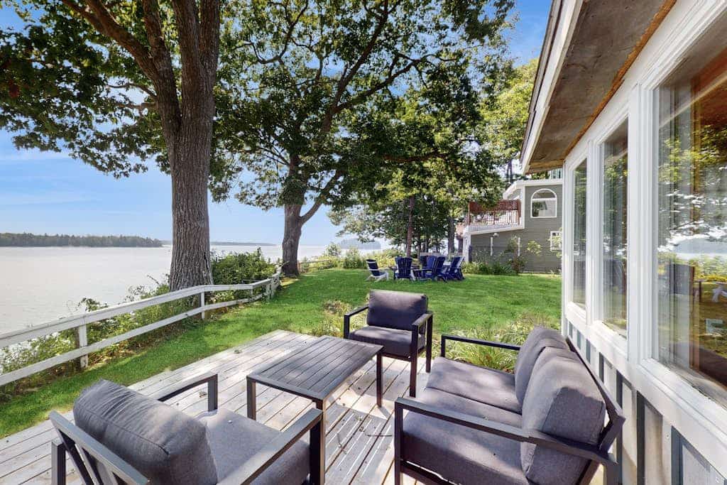 Waterfront Cottage w/ Fireplace & Deck - Minutes to Downtown