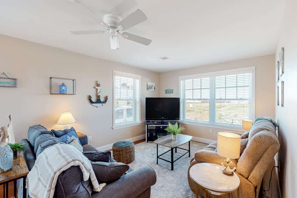 Bayfront nautical-themed home with central AC, washer/dryer, & gas grill