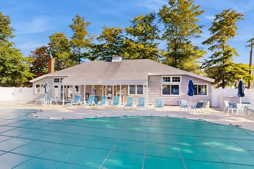 Cape Cod style condo with grill, pool, sauna, & gym - near beach