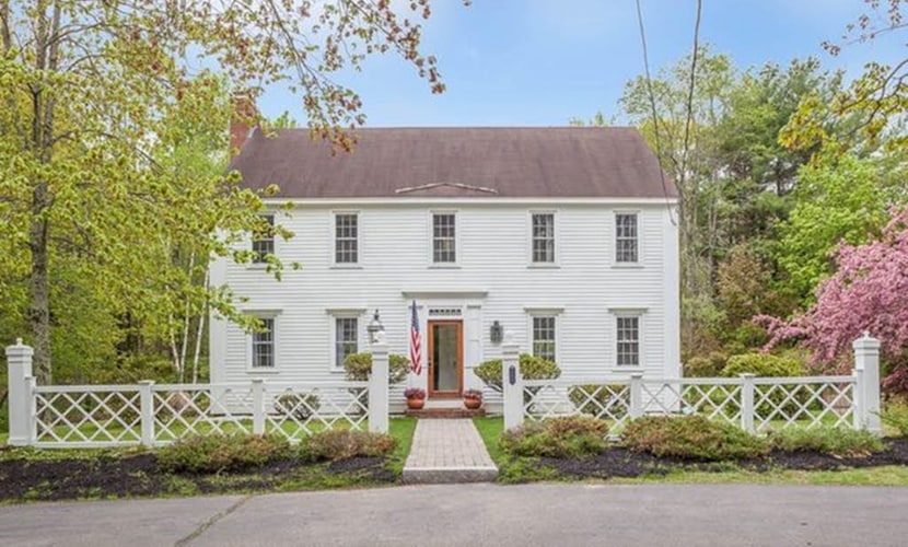 Idyllic Retreat near the Beach with Fast WiFi, Two Living Areas & Full Kitchen