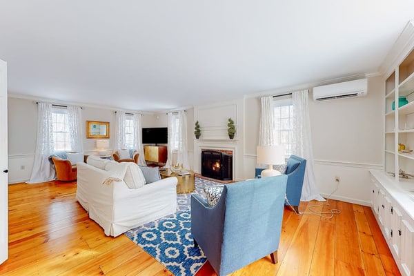 Idyllic Retreat near the Beach with Fast WiFi, Two Living Areas & Full Kitchen