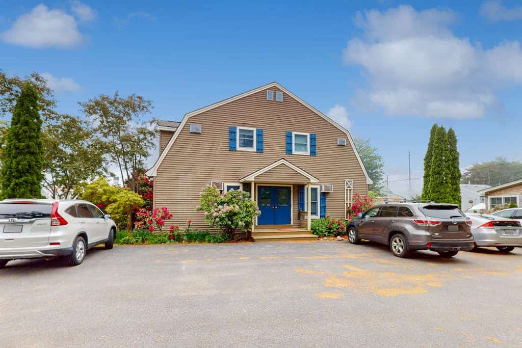 Lovely townhome near golf with gas grill, patio, high-speed WiFi, & full kitchen