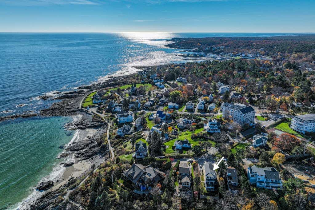 Stunning & luxurious ocean-view home with balcony & W/D