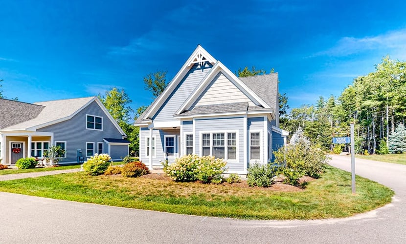 Bright and comfortable 2-level home near the beach w/shared pool, WiFi