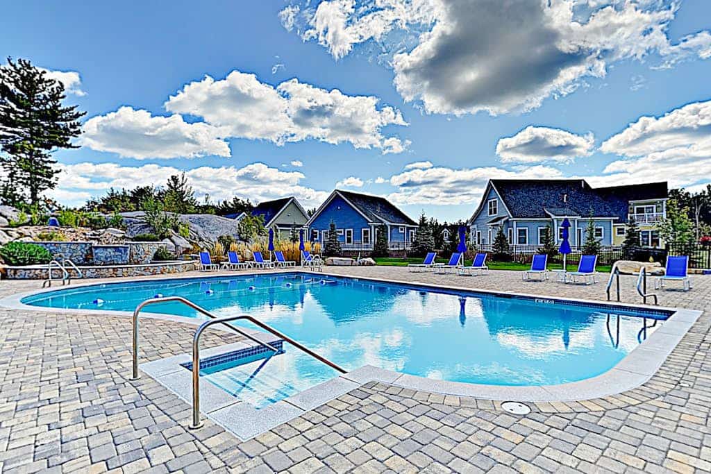 Bright and comfortable 2-level home near the beach w/shared pool, WiFi