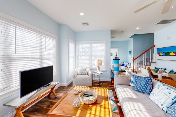 Bright and comfortable 2-level home near the beach w/shared pool, WiFi
