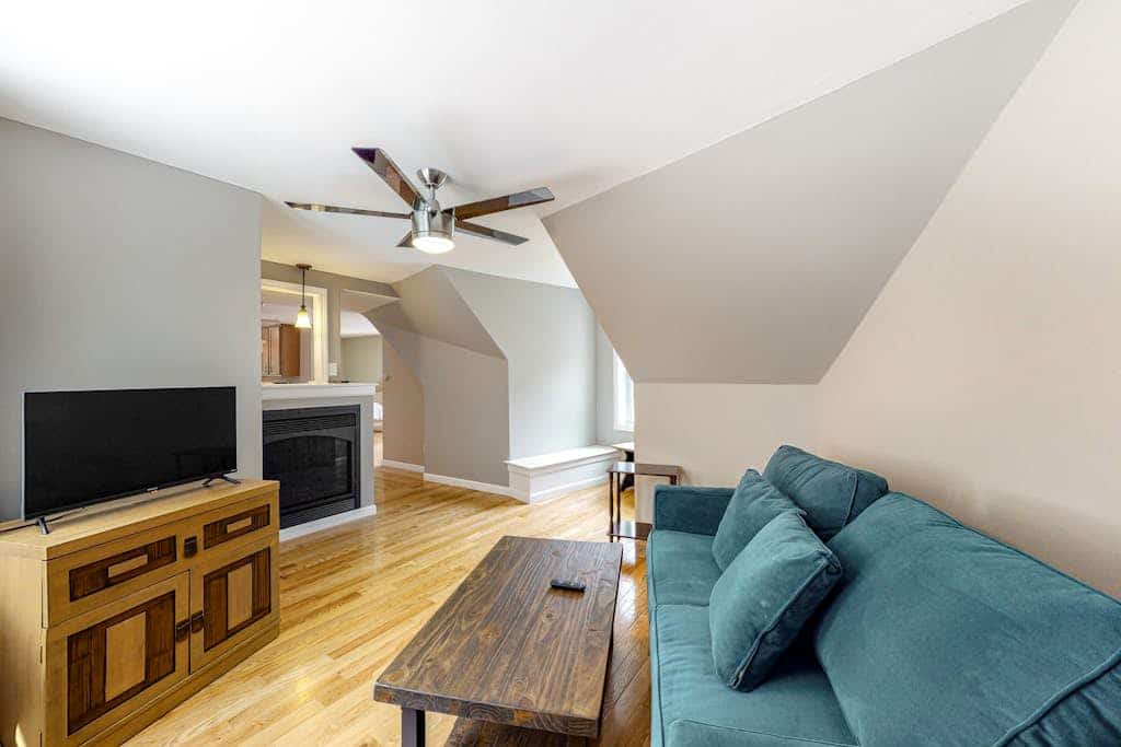 Riverfront, upstairs studio with fast WiFi & fireplace - dog-friendly