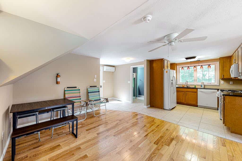 Riverfront, upstairs studio with fast WiFi & fireplace - dog-friendly