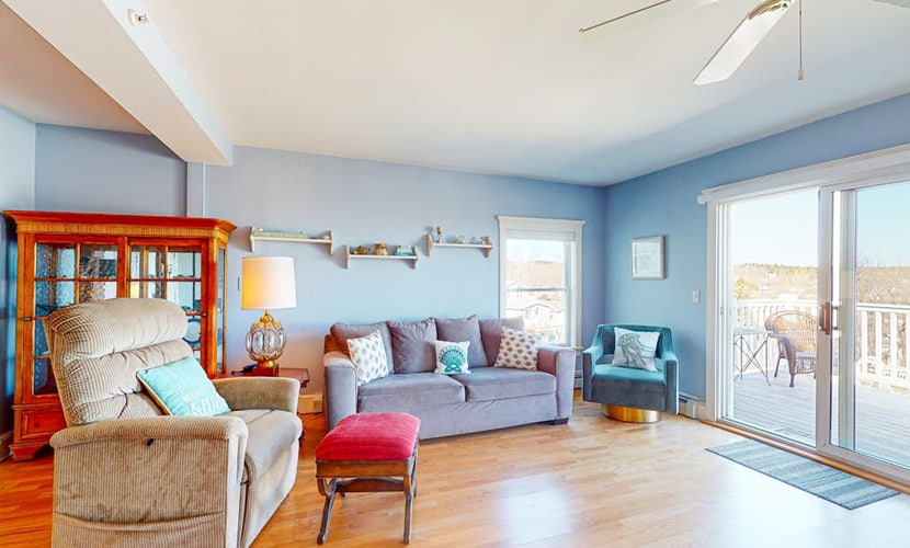 Second-floor condo with gorgeous ocean view - walk to town, beach & lighthouse