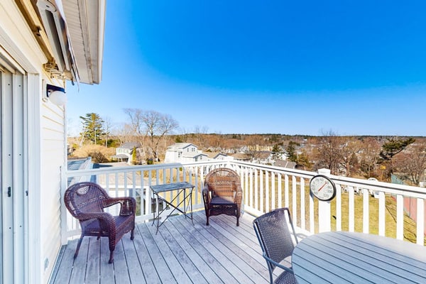 Second-floor condo with gorgeous ocean view - walk to town, beach & lighthouse