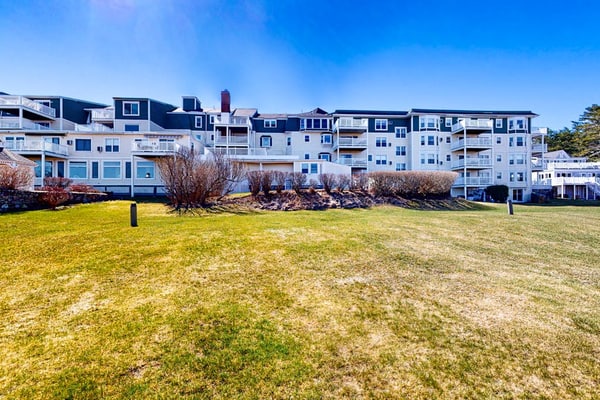 Second-floor condo with gorgeous ocean view - walk to town, beach & lighthouse