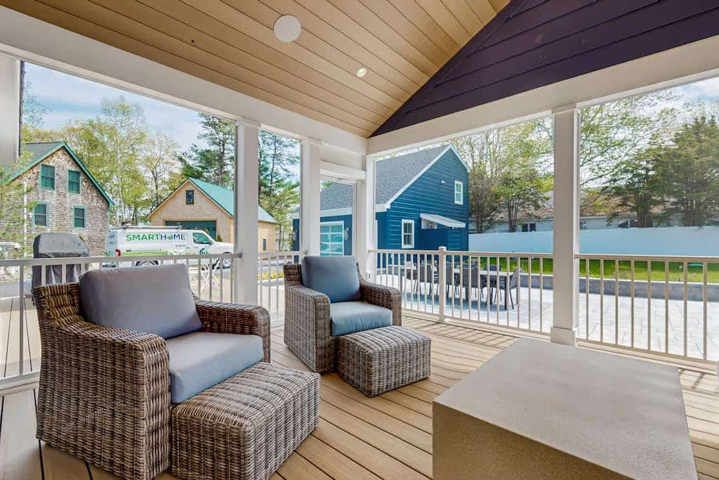 Beautifully updated beach home:  walk to beach, restaurants & shops